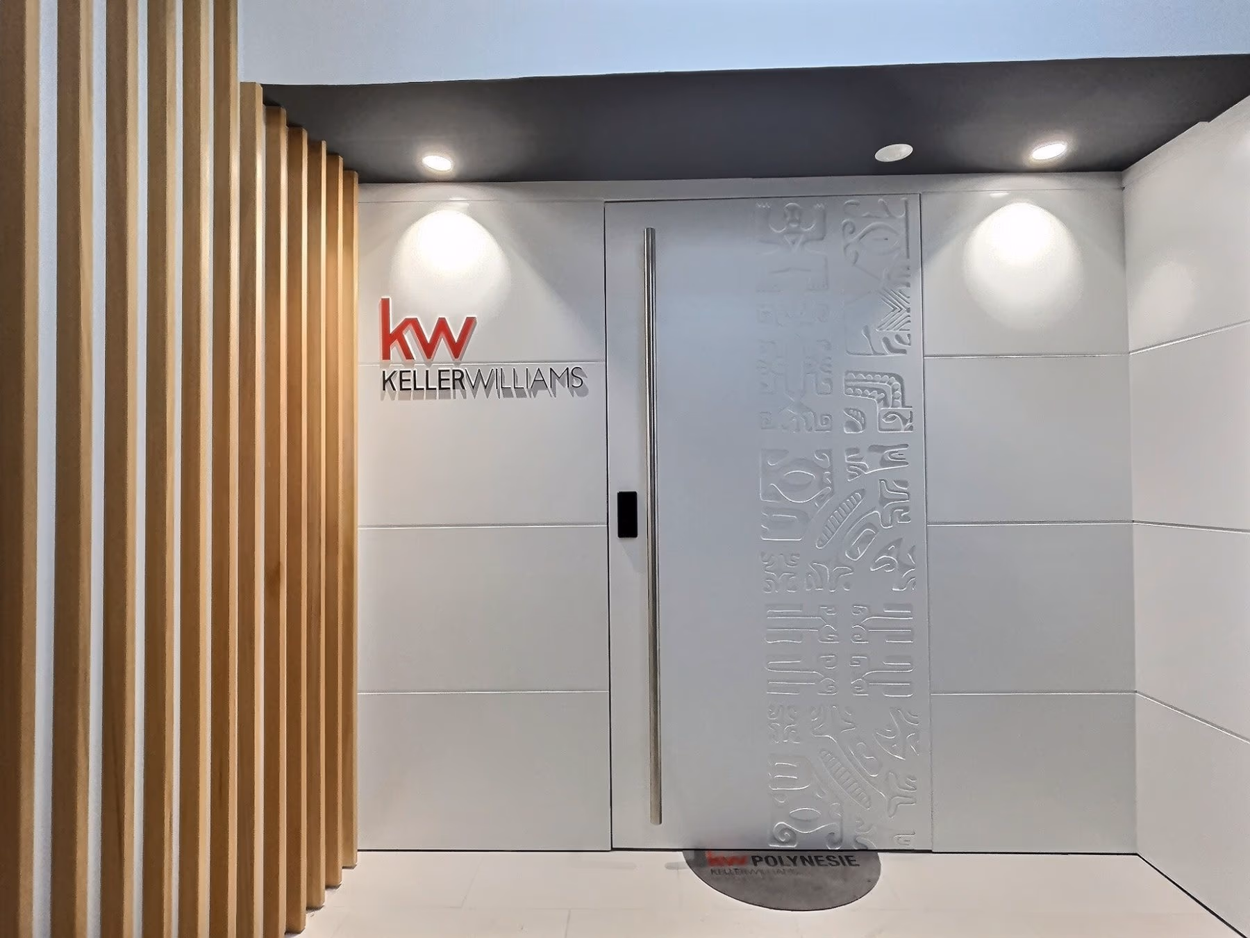 L’entrée du Market Center KW Polynésie, une porte gravée de motifs polynésiens